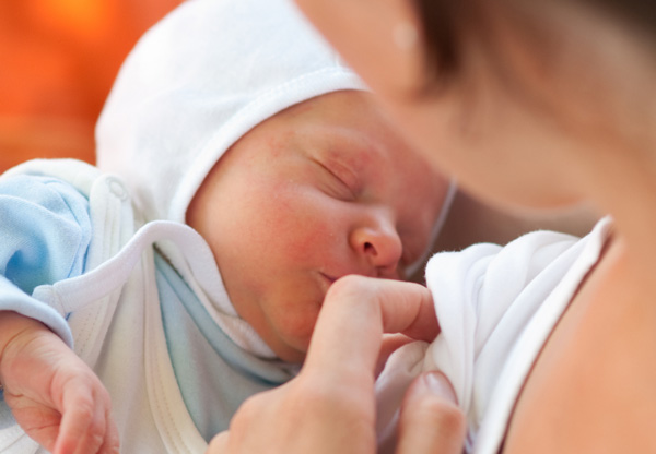 Mutter mit ihrem Baby im Arm